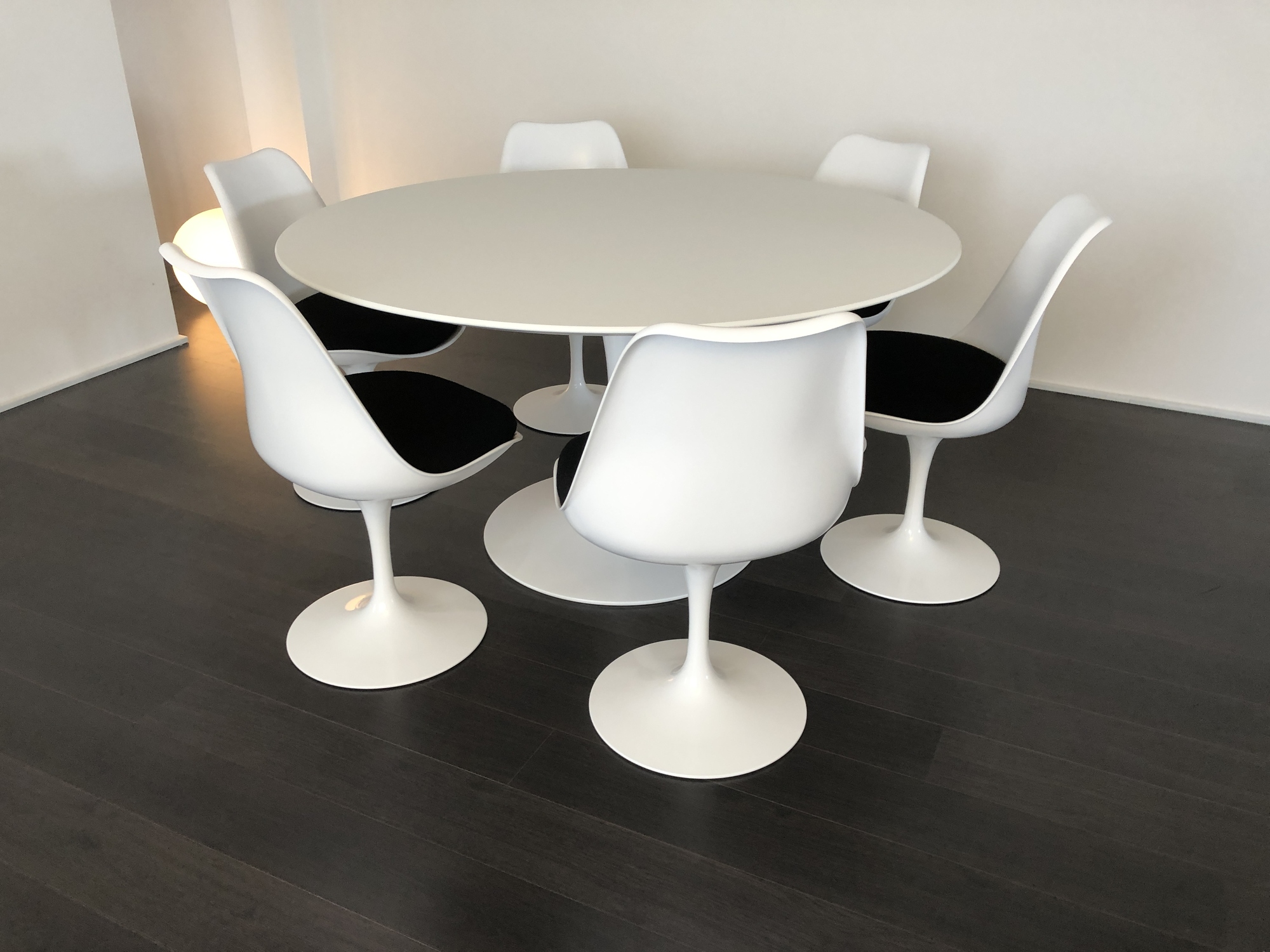 KnollSaarinen tafel met 6 stoelen Delmi Decor