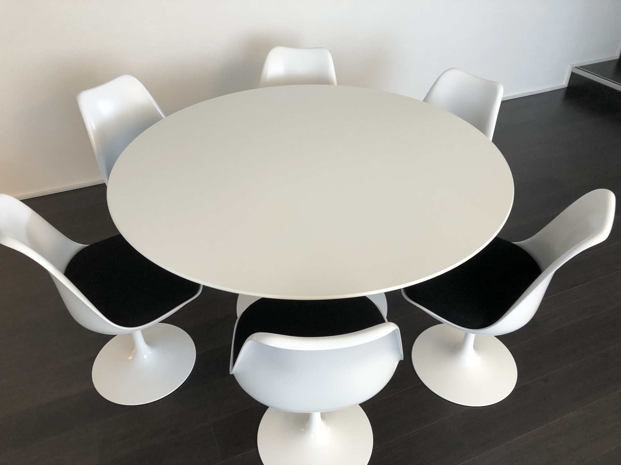 KnollSaarinen tafel met 6 stoelen Delmi Decor